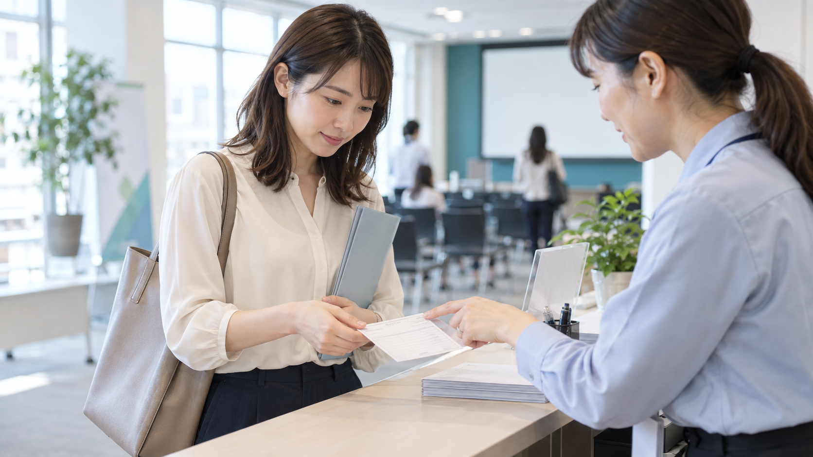 就職支援セミナーの受付で、参加記録の書類をスタッフと確認する若い女性